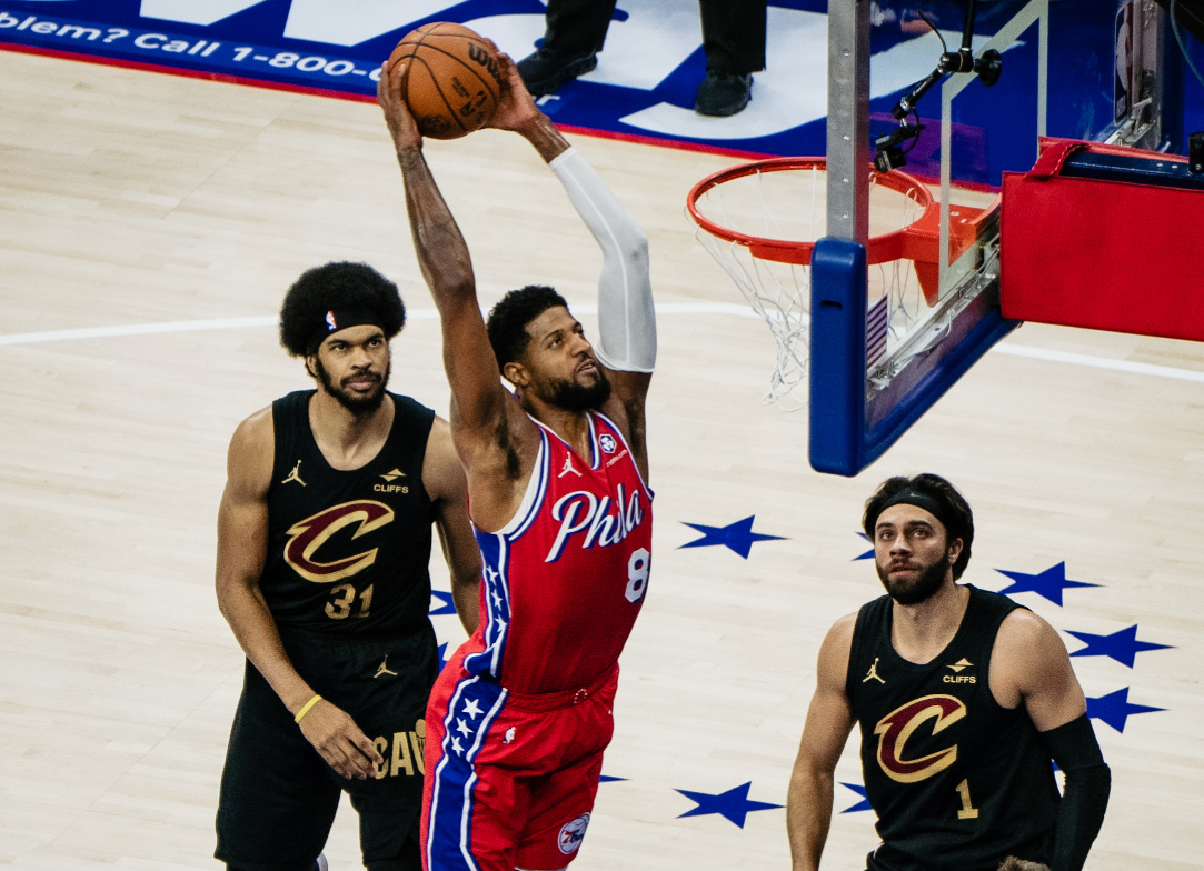 恩比德强势篮板,率人队取得胜利 恩比德强势篮板,率人队取得胜利