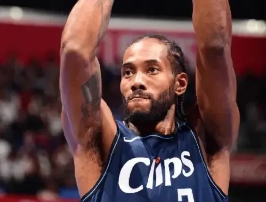 篮球巨星在比赛中凭借高超技术翻盘取胜 篮球巨星在比赛中凭借高超技术翻盘取胜