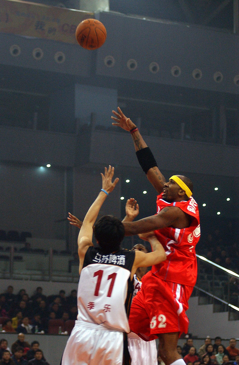 篮球巨星在比赛中凭借高超技术翻盘取胜 篮球巨星在比赛中凭借高超技术翻盘取胜