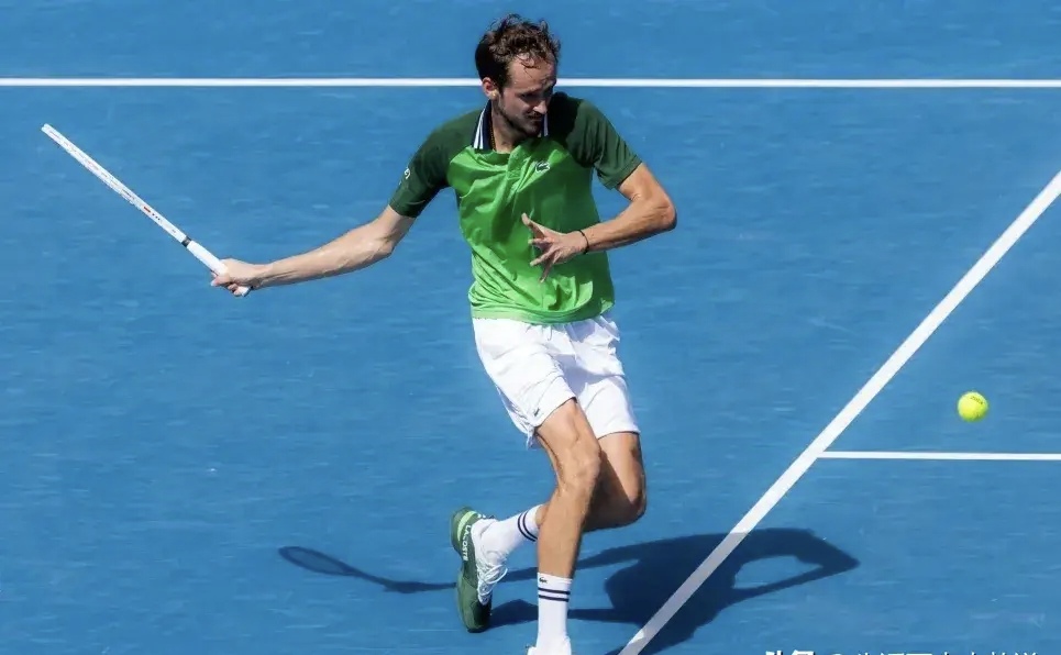 包含意大利网球队横扫德国网球队，梅德韦杰夫制霸全场的词条